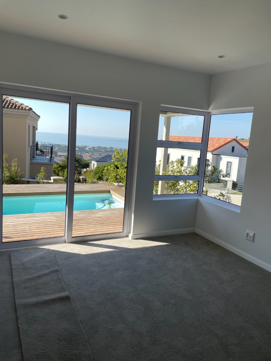 4 Bedroom Property for Sale in Whale Rock Heights Western Cape